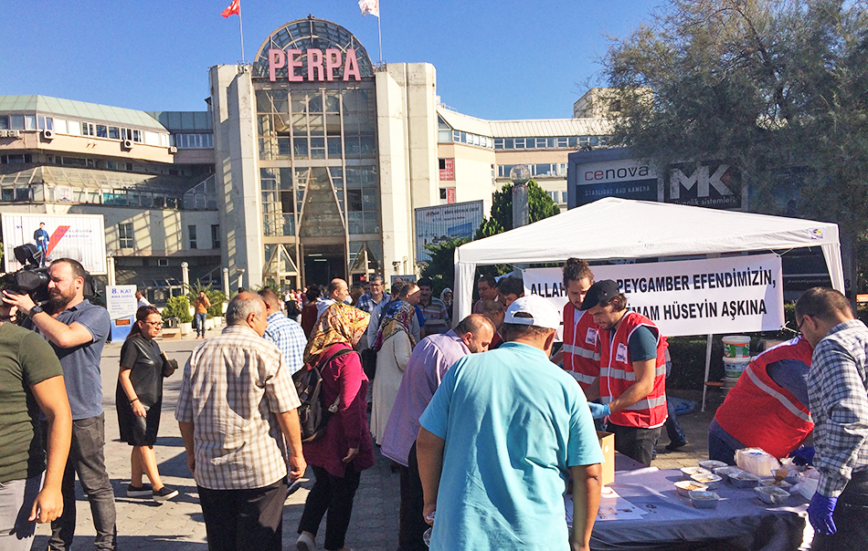 Kızılay ve Pergip Perpa'da aşure dağıttı