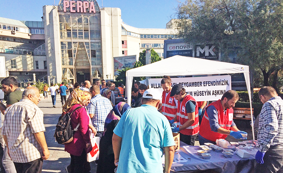 Kızılay ve Pergip Perpa'da aşure dağıttı