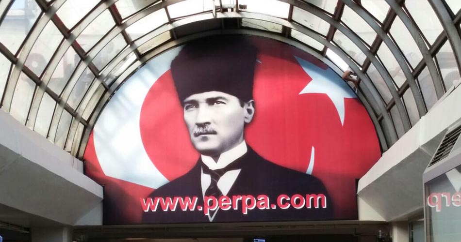 Perpa'ya Türk Bayrağı ve Atatürk Posteri