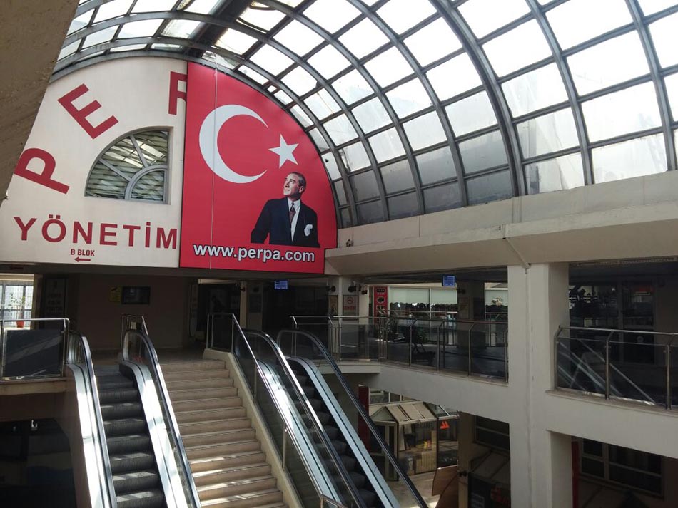 Perpa'ya Türk Bayrağı ve Atatürk Posteri