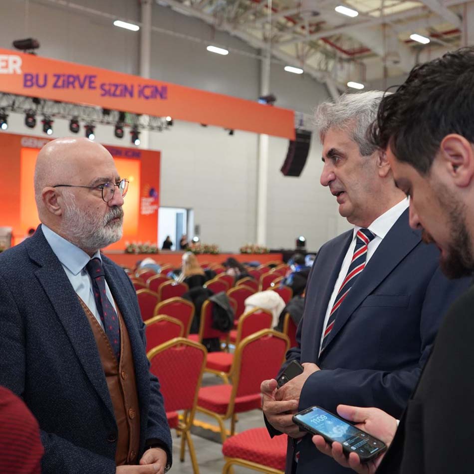 CHP Şişli Belediye Hasan Sezgin İstanbul Kariyer Zirvesi'nde